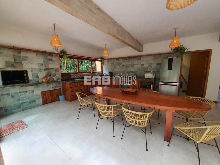 Casa com 4 suítes, ar condicionado, piscina, churrasqueira e