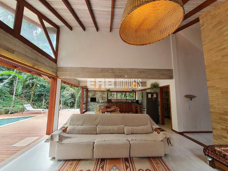 Casa com 4 suítes, ar condicionado, piscina, churrasqueira e