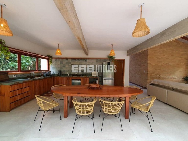 Casa com 4 suítes, ar condicionado, piscina, churrasqueira e