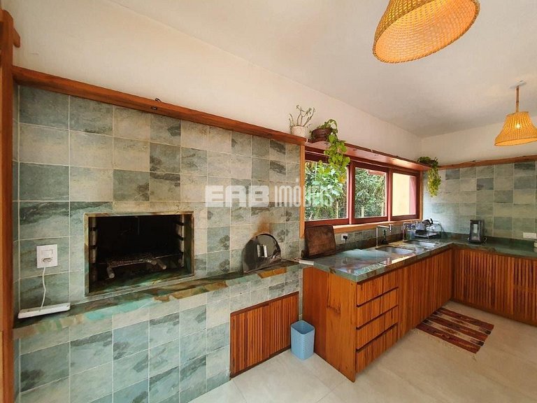 Casa com 4 suítes, ar condicionado, piscina, churrasqueira e