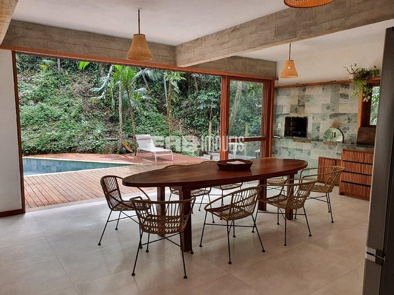 Casa com 4 suítes, ar condicionado, piscina, churrasqueira e
