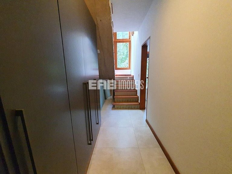 Casa com 4 suítes, ar condicionado, piscina, churrasqueira e