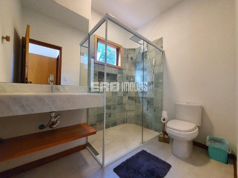 Casa com 4 suítes, ar condicionado, piscina, churrasqueira e