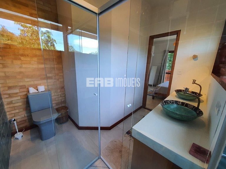 Casa com 4 suítes, ar condicionado, piscina, churrasqueira e