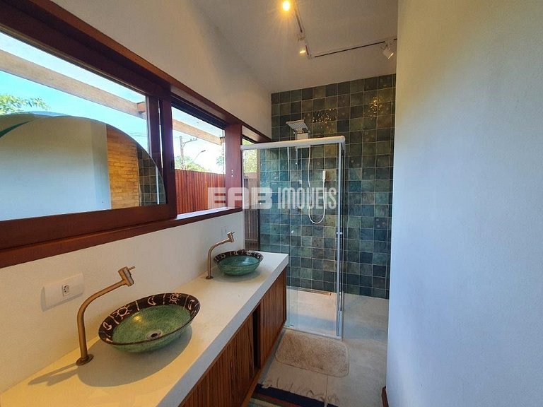 Casa com 4 suítes, ar condicionado, piscina, churrasqueira e