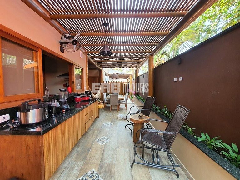 Suíte com cama de casal e ar condicionado na praia de Itamam