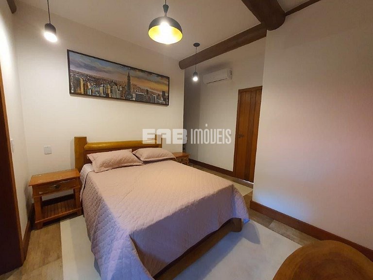 Suíte com cama de casal e ar condicionado na praia de Itamam