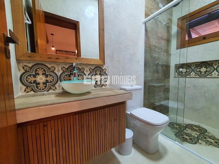 Suíte com cama de casal e ar condicionado na praia de Itamam