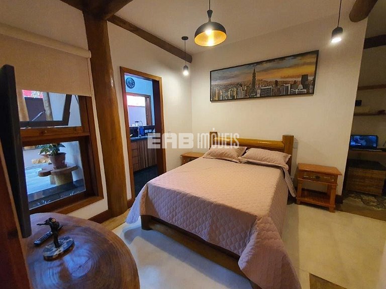 Suíte com cama de casal e ar condicionado na praia de Itamam