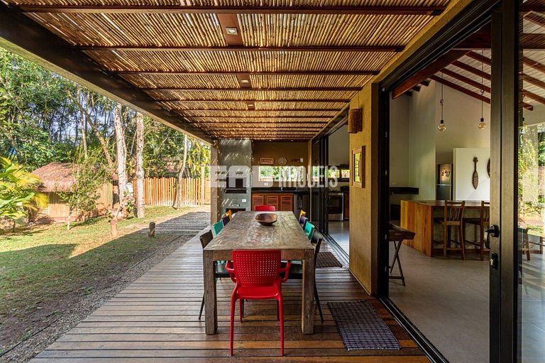 Casa com 4 suítes, ar e churrasqueira na praia de Itamambuca