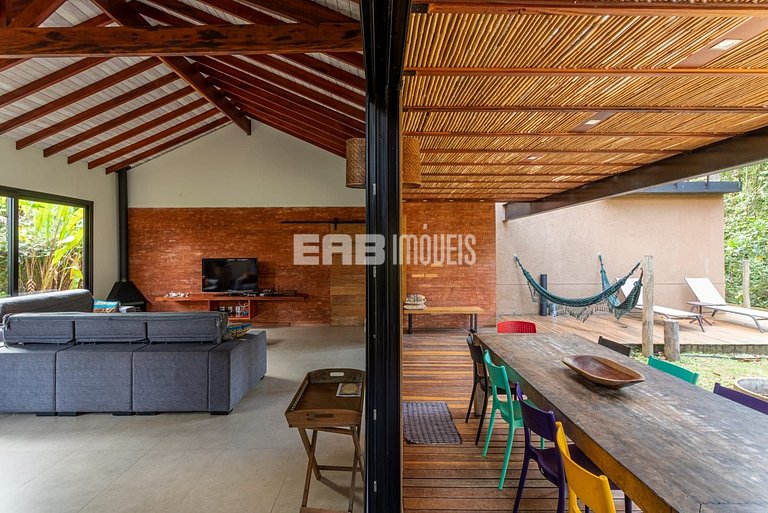 Casa com 4 suítes, ar e churrasqueira na praia de Itamambuca