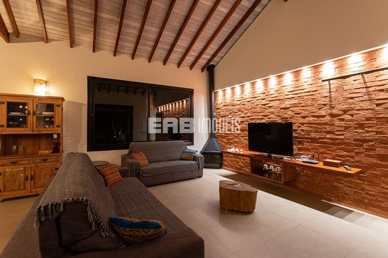 Casa com 4 suítes, ar e churrasqueira na praia de Itamambuca