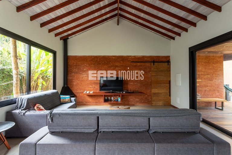 Casa com 4 suítes, ar e churrasqueira na praia de Itamambuca