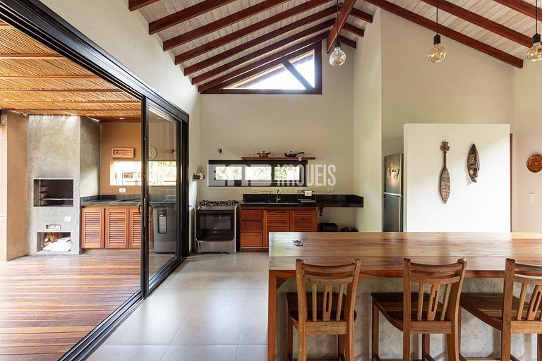 Casa com 4 suítes, ar e churrasqueira na praia de Itamambuca