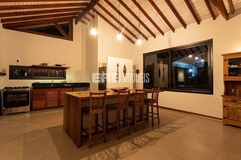 Casa com 4 suítes, ar e churrasqueira na praia de Itamambuca