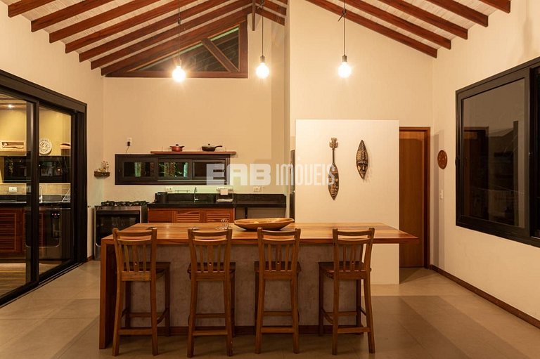 Casa com 4 suítes, ar e churrasqueira na praia de Itamambuca