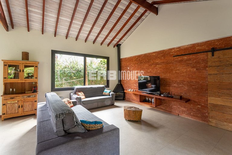 Casa com 4 suítes, ar e churrasqueira na praia de Itamambuca