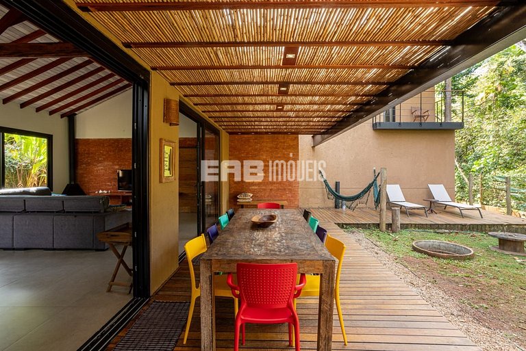 Casa com 4 suítes, ar e churrasqueira na praia de Itamambuca