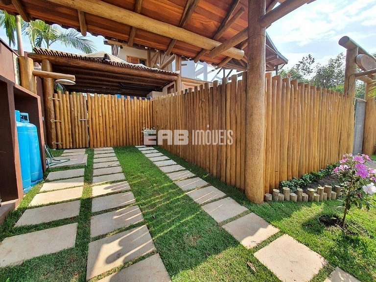 Suíte com cama de casal e ar condicionado na praia de Itamam