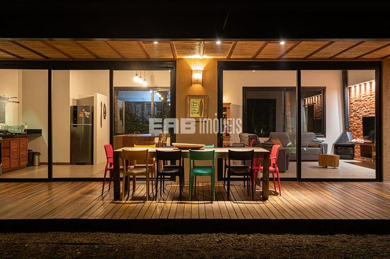 Casa com 4 suítes, ar e churrasqueira na praia de Itamambuca