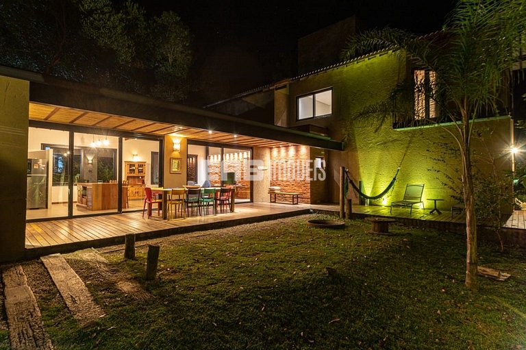 Casa com 4 suítes, ar e churrasqueira na praia de Itamambuca