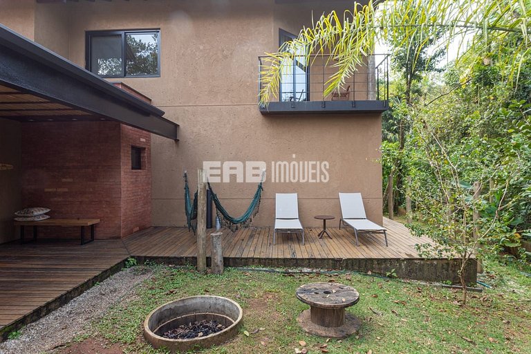 Casa com 4 suítes, ar e churrasqueira na praia de Itamambuca