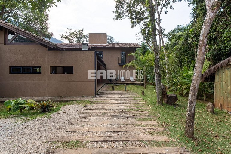 Casa com 4 suítes, ar e churrasqueira na praia de Itamambuca