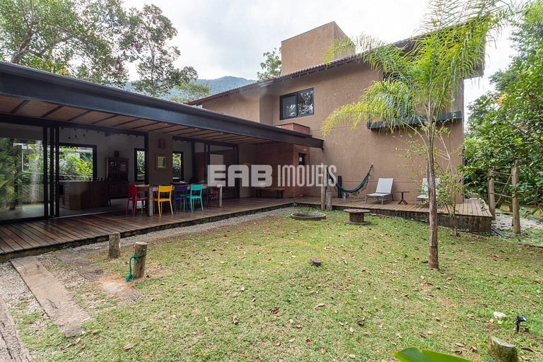 Casa com 4 suítes, ar e churrasqueira na praia de Itamambuca