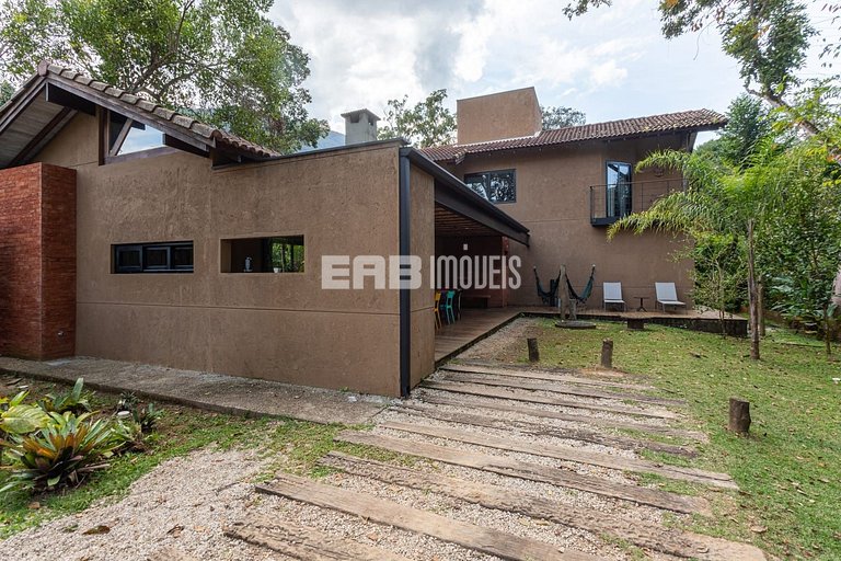 Casa com 4 suítes, ar e churrasqueira na praia de Itamambuca