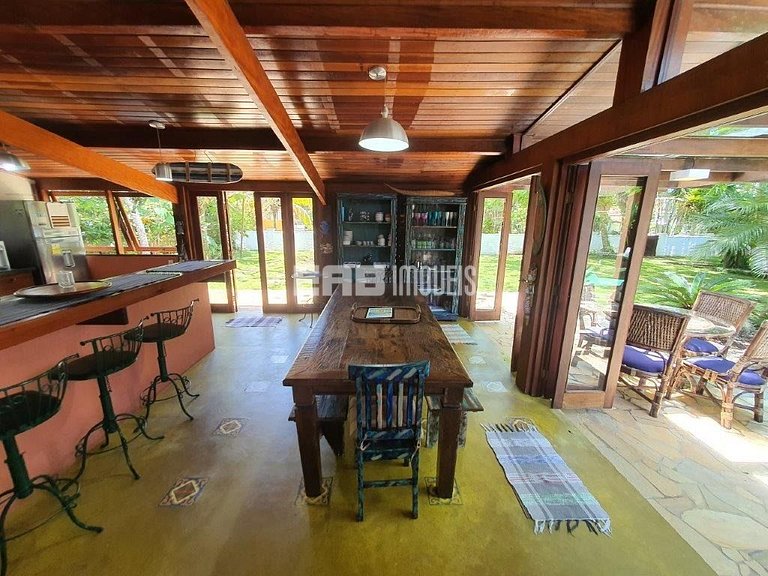 Casa em Itamambuca, com piscina e extenso gramado