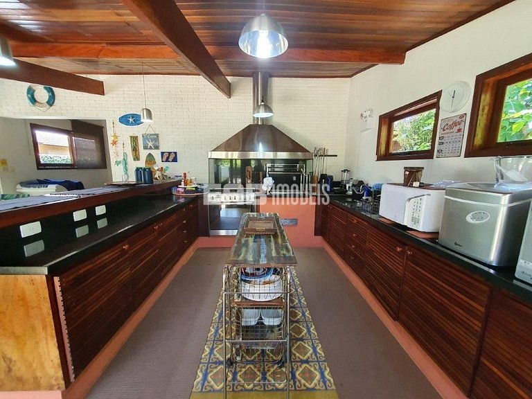 Casa em Itamambuca, com piscina e extenso gramado