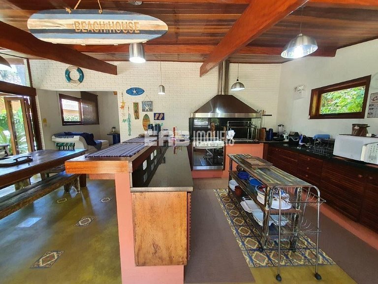 Casa em Itamambuca, com piscina e extenso gramado