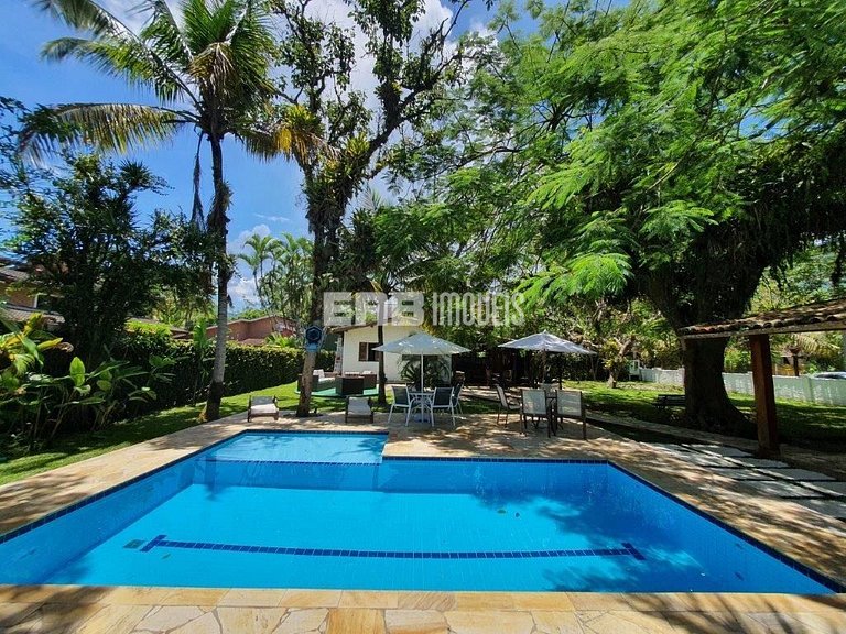 Casa em Itamambuca, com piscina e extenso gramado