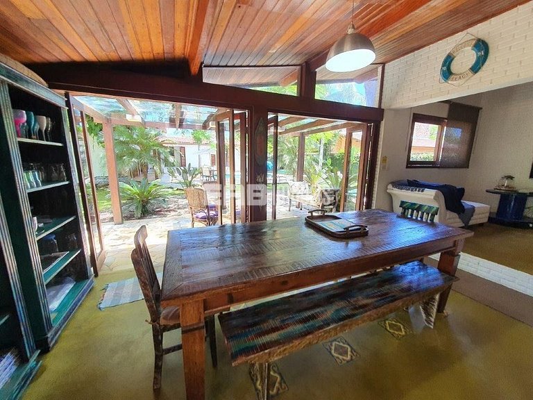 Casa em Itamambuca, com piscina e extenso gramado