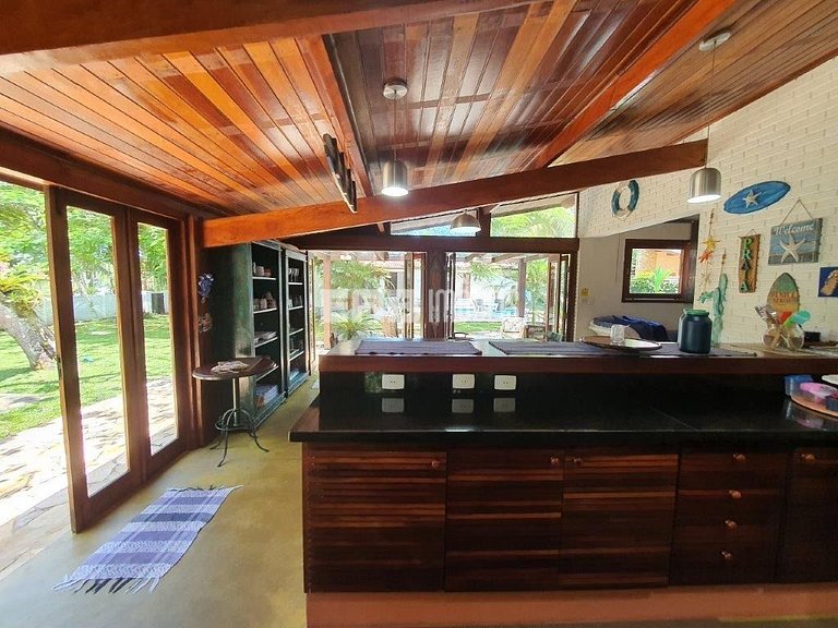 Casa em Itamambuca, com piscina e extenso gramado