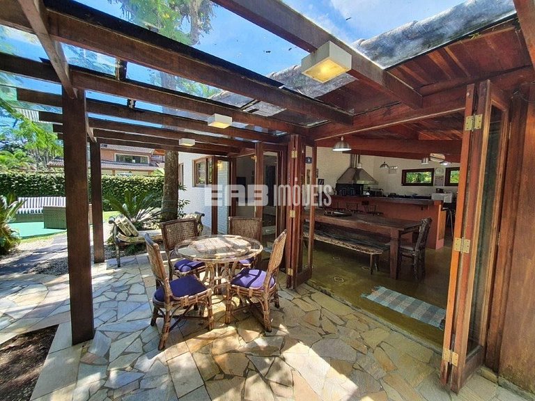 Casa em Itamambuca, com piscina e extenso gramado