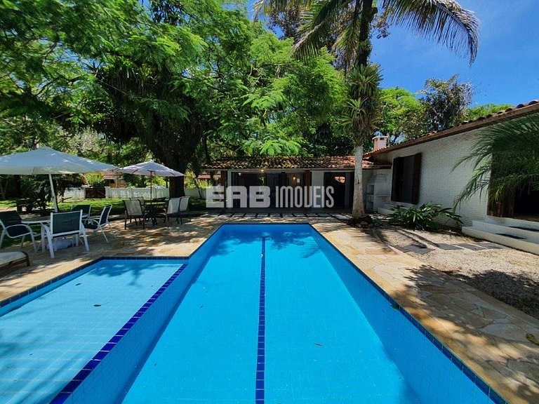 Casa em Itamambuca, com piscina e extenso gramado
