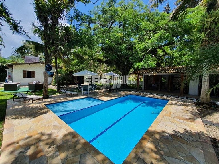 Casa em Itamambuca, com piscina e extenso gramado