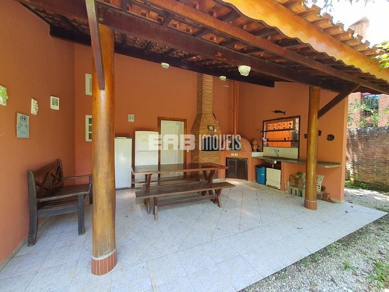 Casa com churrasqueira e forno de pizza em Itamambuca, Ubatu