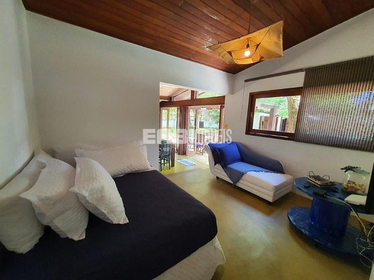 Casa em Itamambuca, com piscina e extenso gramado