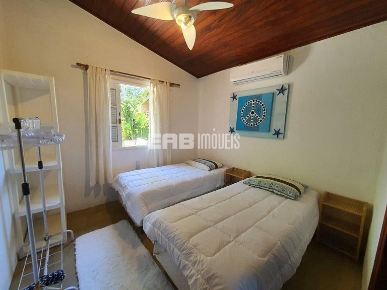 Casa em Itamambuca, com piscina e extenso gramado