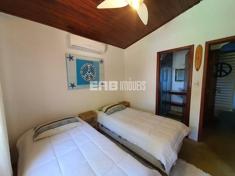 Casa em Itamambuca, com piscina e extenso gramado