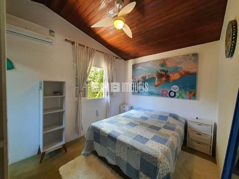 Casa em Itamambuca, com piscina e extenso gramado