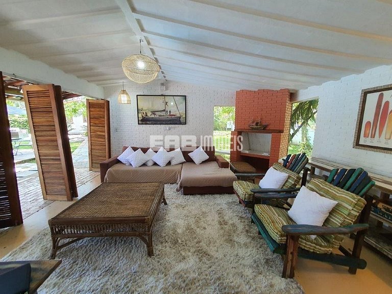 Casa em Itamambuca, com piscina e extenso gramado