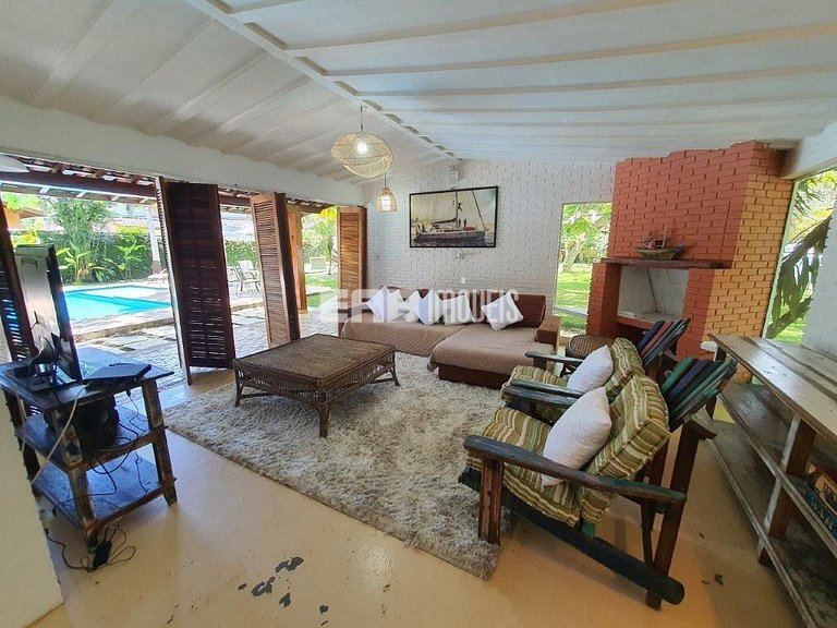 Casa em Itamambuca, com piscina e extenso gramado