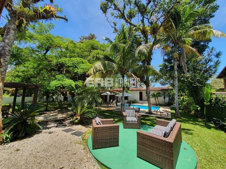 Casa em Itamambuca, com piscina e extenso gramado