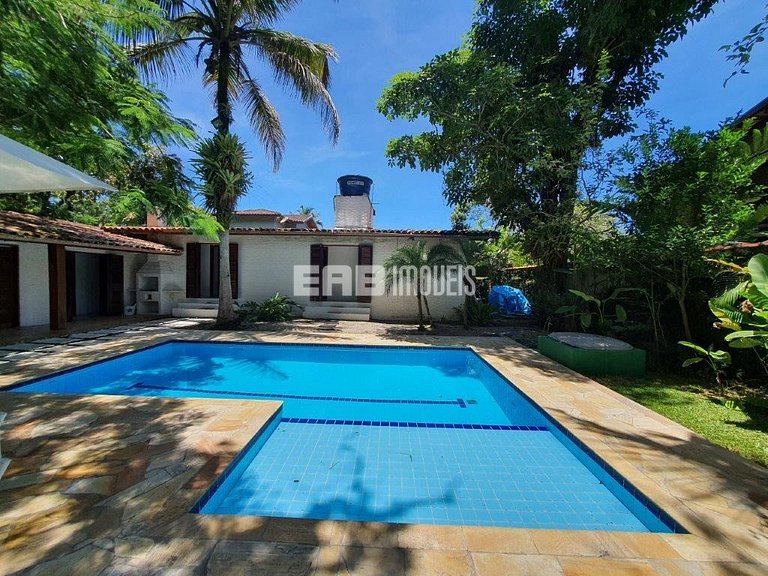 Casa em Itamambuca, com piscina e extenso gramado