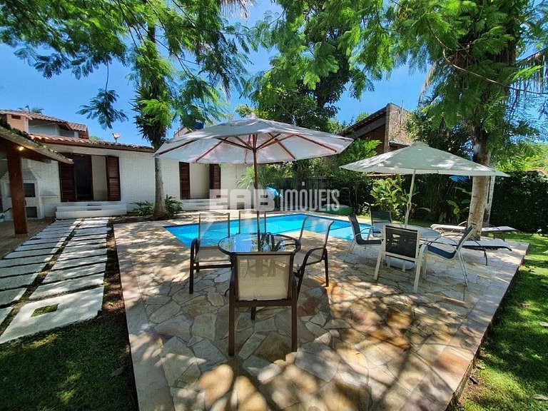 Casa em Itamambuca, com piscina e extenso gramado