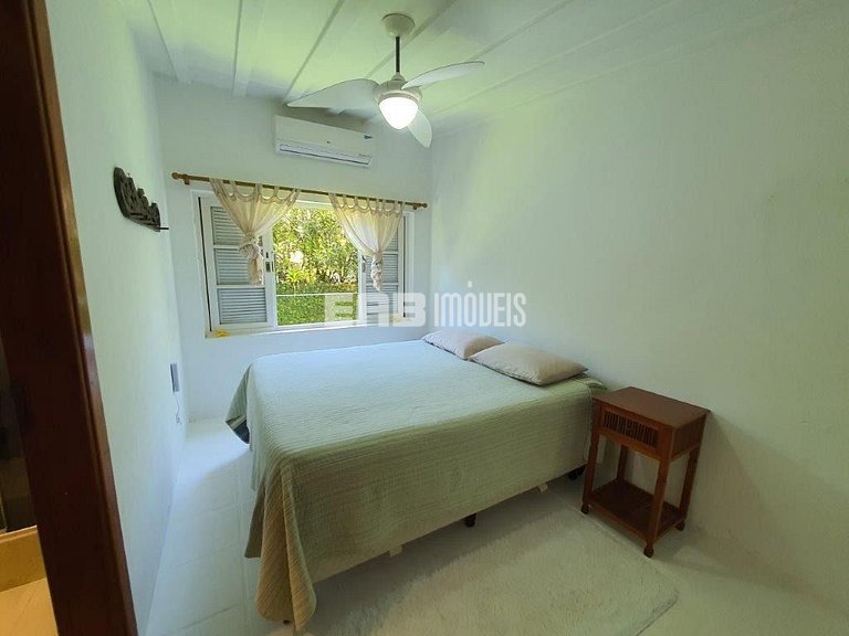 Casa em Itamambuca, com piscina e extenso gramado