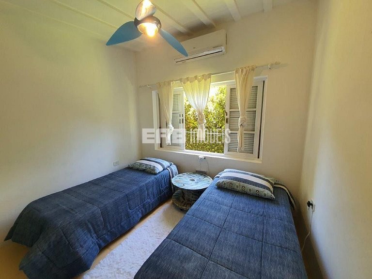 Casa em Itamambuca, com piscina e extenso gramado